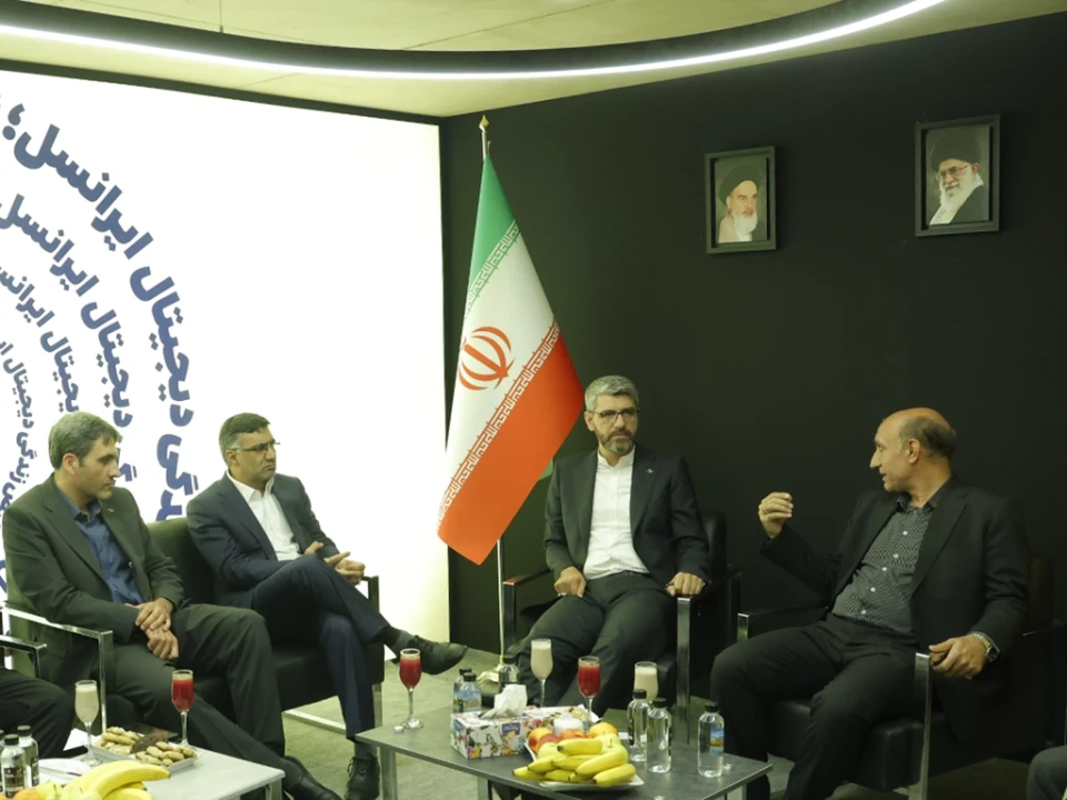 رئیس رگولاتوری از غرفه ایرانسل در نمایشگاه الکامپ بازدید کرد رئیس رگولاتوری از غرفه ایرانسل در نمایشگاه الکامپ بازدید کرد