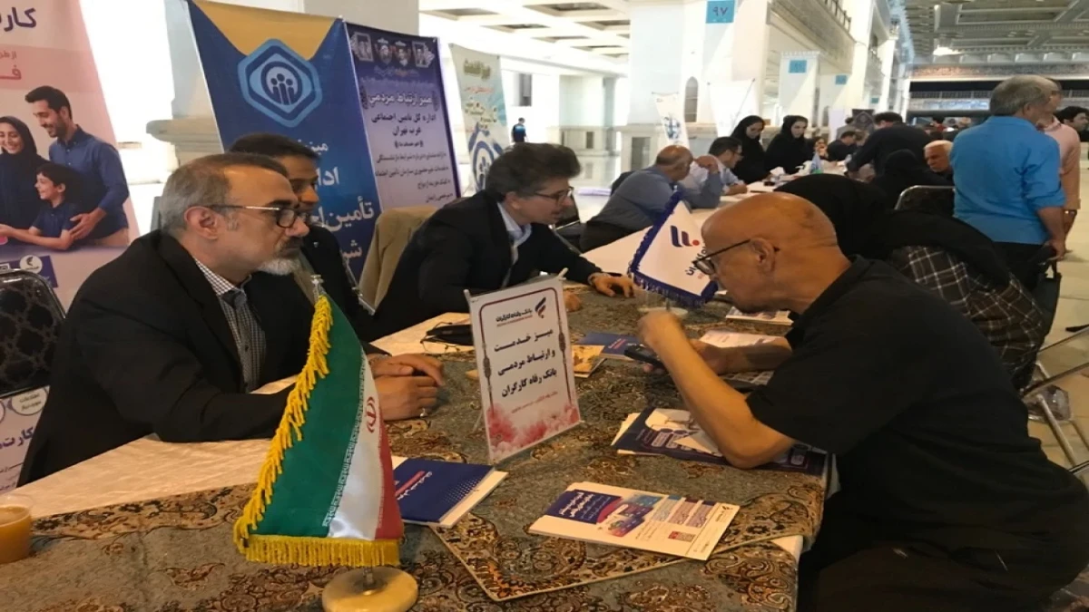 برپایی میز خدمت بانک رفاه کارگران در میعادگاه‌های نماز جمعه سراسر کشور به مناسبت هفته دولت